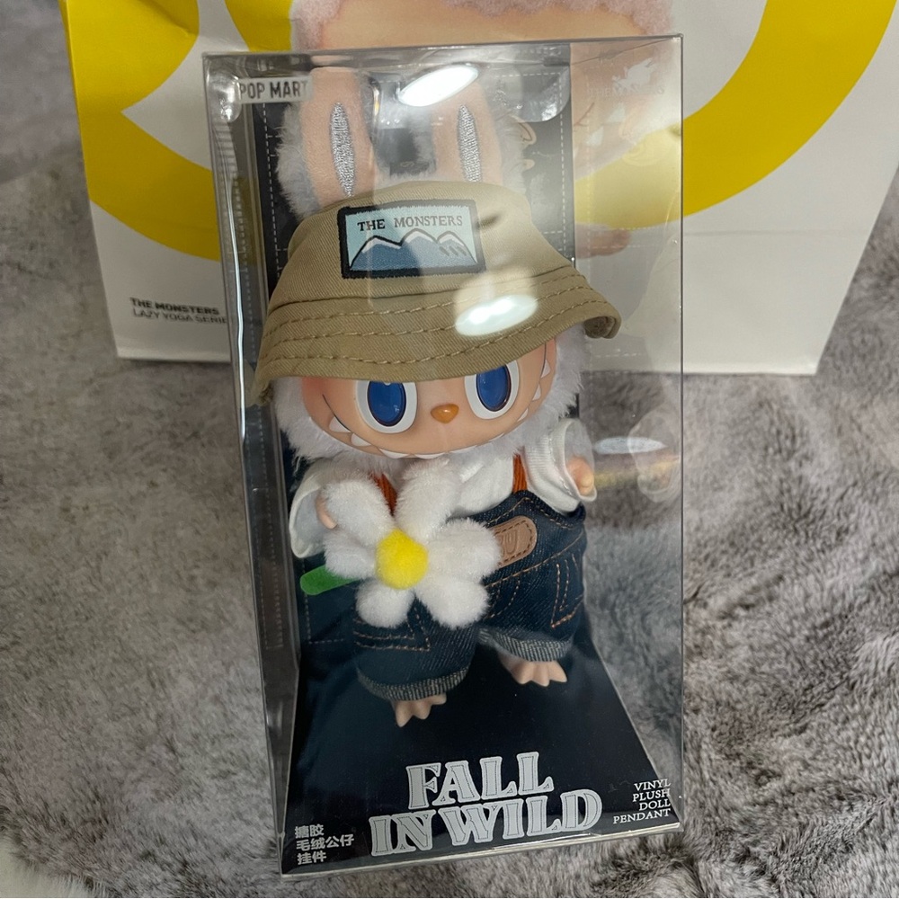 Pop Mart  fall in wild pendant labubu - Picture 2 of 7
